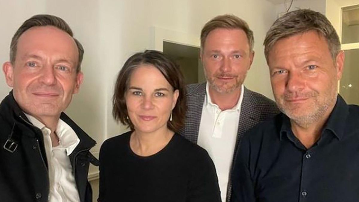 Da war noch alles harmonisch: Das Selfie von Grünen und FDP bei der Bildung der Ampel-Koalition. Von links: Volker Wissing, Annalena Baerbock, Christian Lindner und Robert Habeck