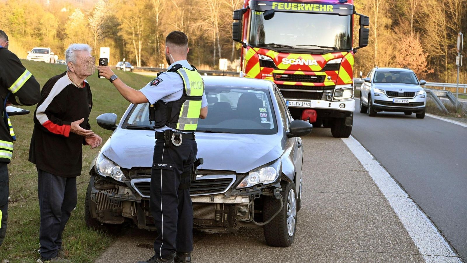 A-45-in-Siegen-Autofahrer-82-verungl-ckt-wegen-tiefstehender-Sonne