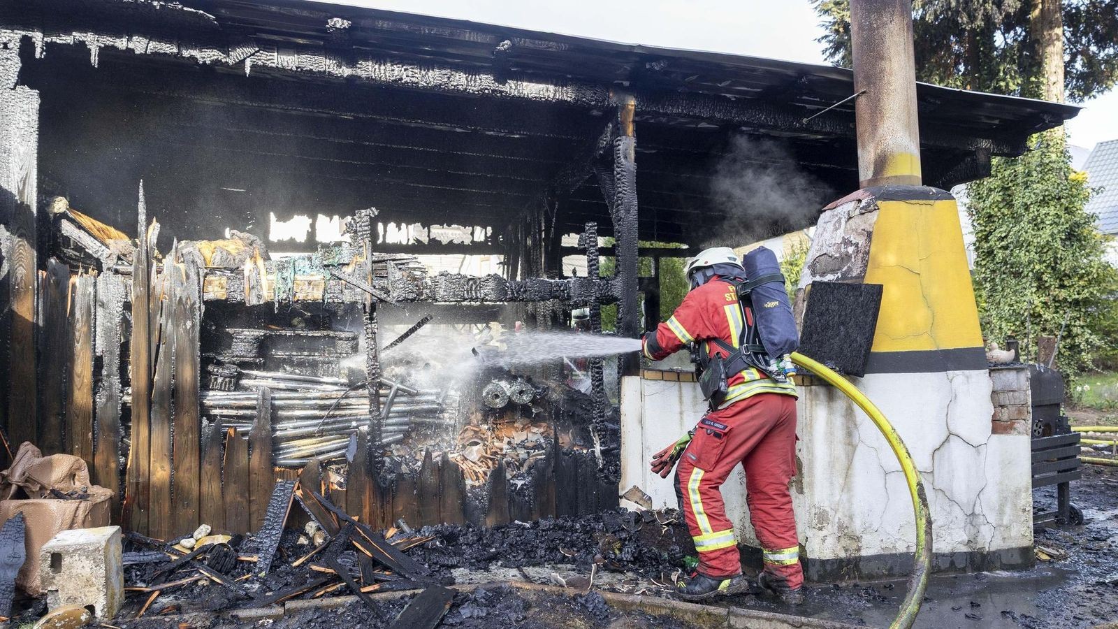 Bei-Siegen-Holzschuppen-brennt-ab-Feuerwehr-verhindert-Schlimmeres