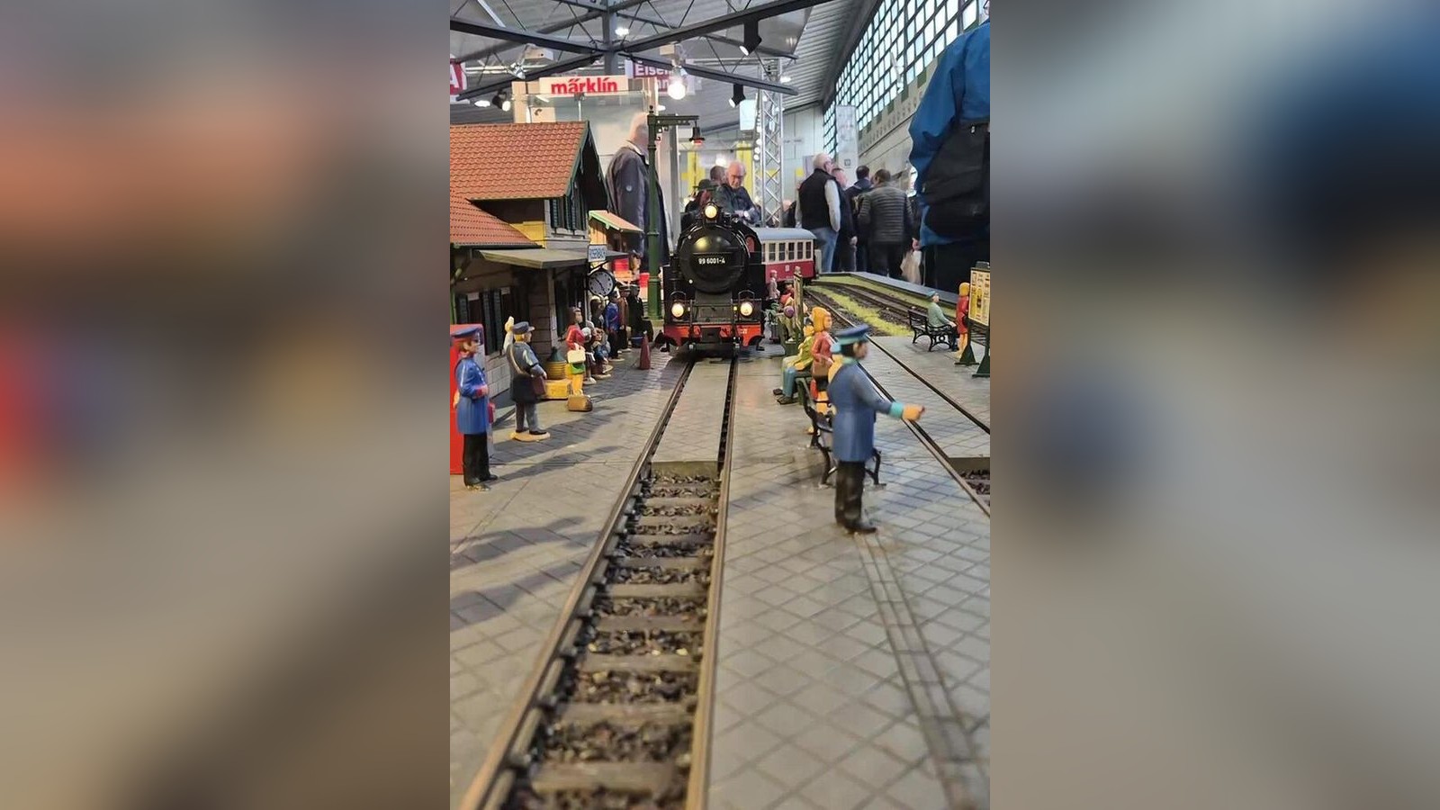 Premiere in Dortmund: So sieht der AC/DC-Train von Märklin aus