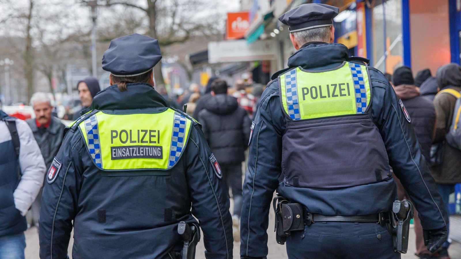 Beamte-in-Hamburg-Wer-mehr-Geld-will-muss-noch-schnell-t-tig-werden