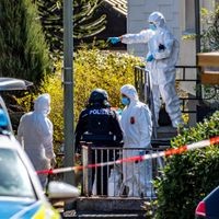 ARCHIV - 06.04.2025, Rheinland-Pfalz, Weitefeld: Spurensicherung und Polizei arbeiten in Weitefeld im Westerwald. Drei Menschen sind in Weitefeld im Westerwald tot aufgefunden worden. (zu dpa: «Suche nach mutmaßlichem Dreifachmörder bei «Aktenzeichen XY»») Foto: Markus Klümper/dpa +++ dpa-Bildfunk +++ Drei Tote im Westerwald