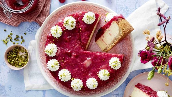 Rhabarber-Cheesecake mit Himbeeren und Haselnussboden