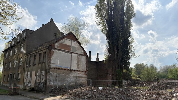 Letzter Mieter harrt in Schrotthaus aus: Nun läuft eine wichtige Frist aus