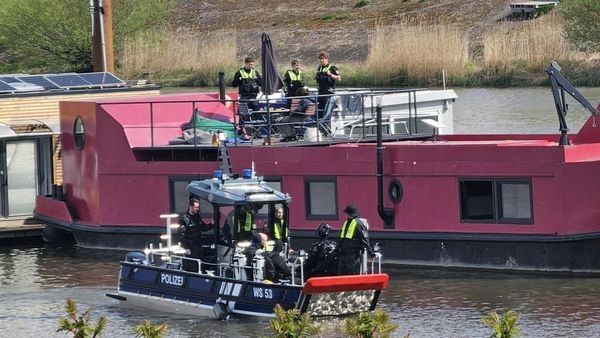 Autorin auf Hausboot getötet: Prozess beginnt mit Nicken des Sohnes
