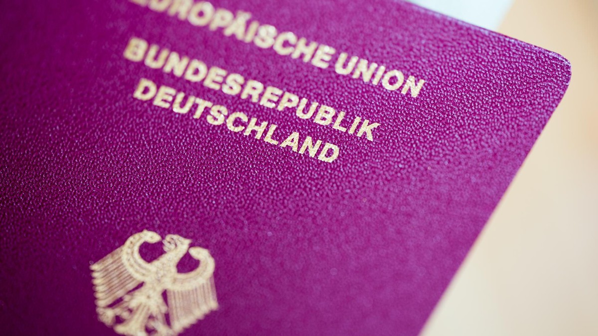 Der deutsche Reisepass belegt 2025 Platz 4 im Ranking und ermöglicht die visumsfreie Einreise in 188 Länder. 