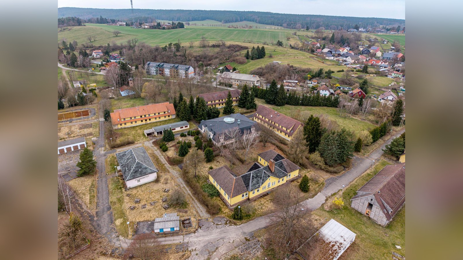 Land-bietet-riesiges-ehemaliges-Kinderdorf-bei-Saalfeld-zum-Kauf-an