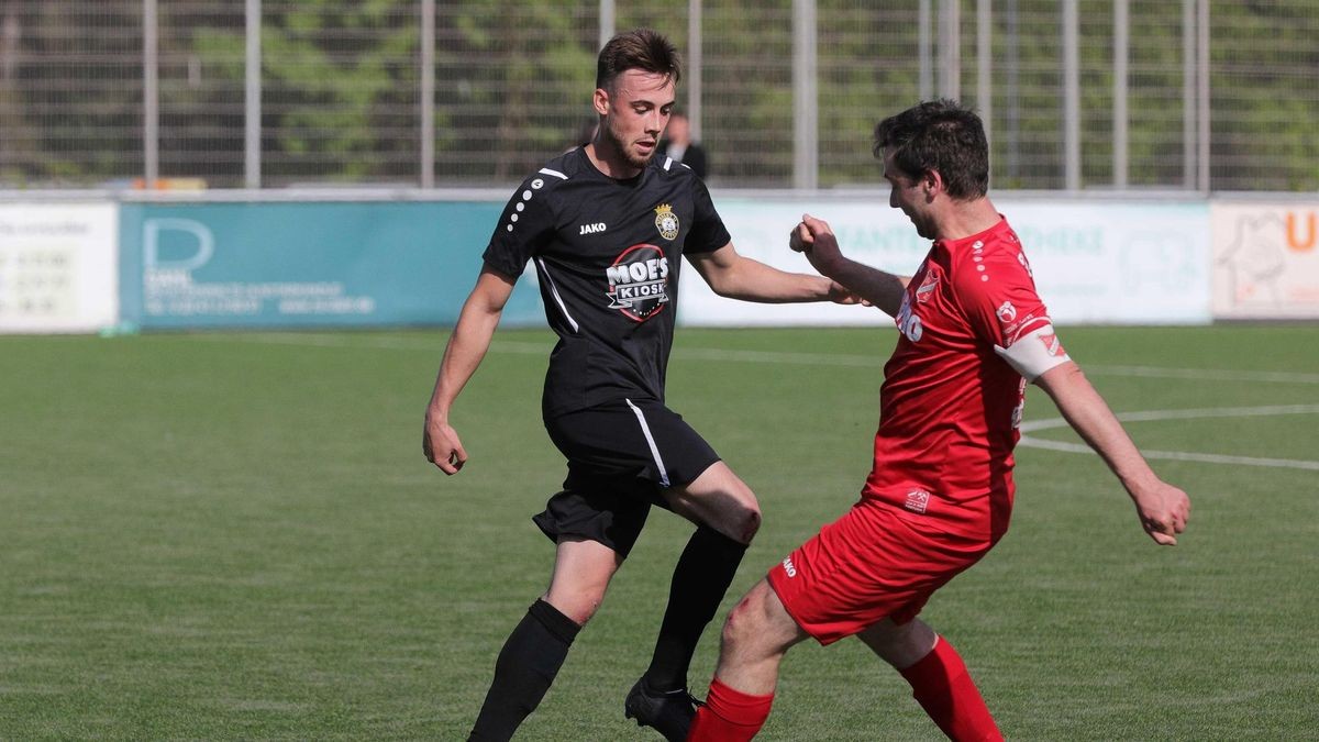 Karl Kukuczka (dunkles Trikot) wechselt zu BW Fuhlenbrock. Fußball Kreisliga C, Schacht 11 Bottrop - Fortuna Bottrop III