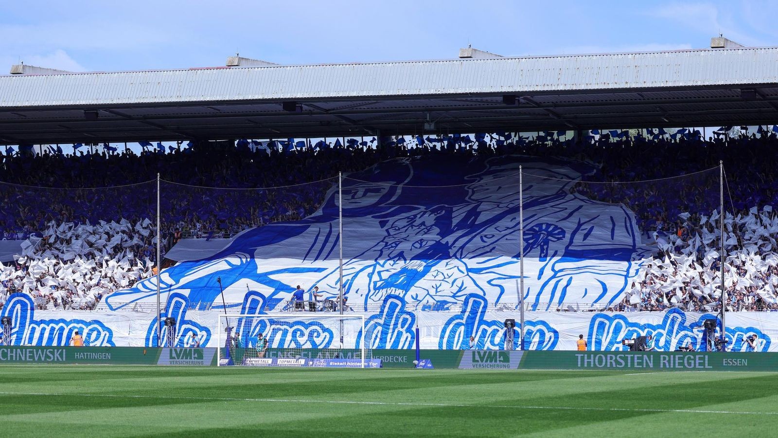 Ultras-Bochum-bitten-um-Schuhkarton-Spende-Drei-Einrichtungen-freuen-sich