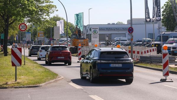 Staugefahr: Heinrich-Nordhoff-Straße in Wolfsburg einspurig