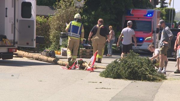 Maibaum stürzt in NRW auf Menschen – mehrere Verletzte