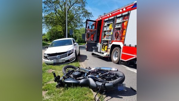 Gegen Laterne geschleudert: Auto touchiert Motorrad in Vorsfelde