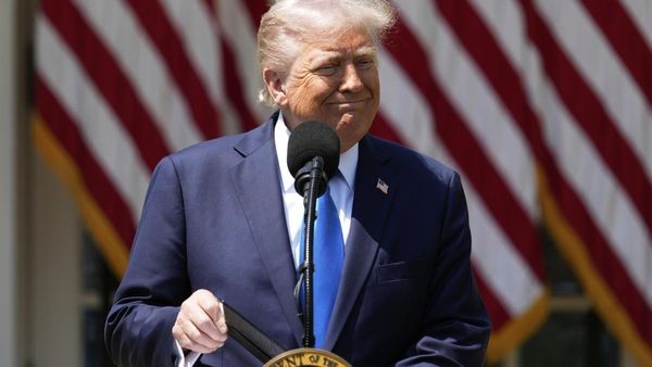 Trump kündigt Sanktionen für alle Käufer iranischen Öls an