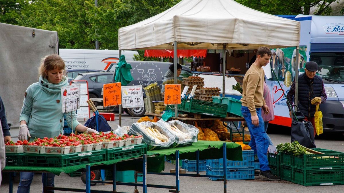 An den Samstagen und bei gutem Wetter ist der Wochenmarkt in Gladbecks Innenstadt noch recht gut besucht.