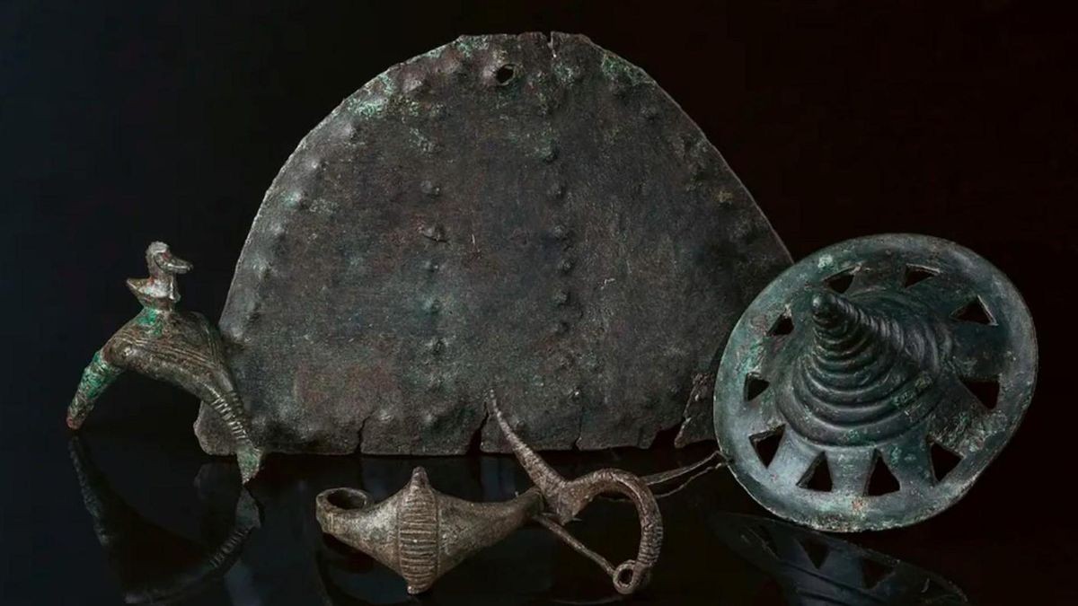 Archäologen entdecken Hunderte von bis zu 3.400 Jahre alten Metallobjekten auf einem mysteriösen Vulkangipfel in Ungarn.