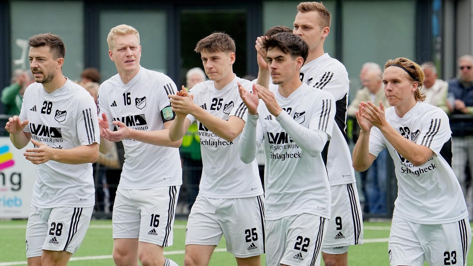 SV-Budbergs-Kapit-n-1-FC-Lintfort-ist-wie-eine-Wundert-te