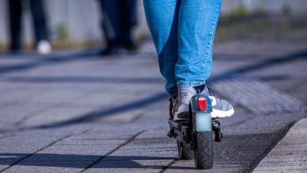 Schwerer Unfall: Auto fährt in Eppendorf über Rot und erfasst E-Scooter