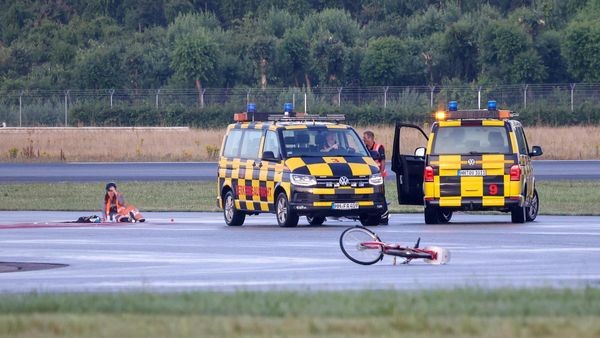 Hamburger Flughafen blockiert: Klimakleber müssen mehr als 400.000 Euro zahlen