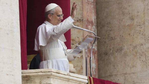 Leo XIV. mahnt bei erstem Sonntagsgebet: „Nie wieder Krieg!“