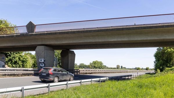 Unbekannte werfen Eier von A39-Brücke bei Osterlinde