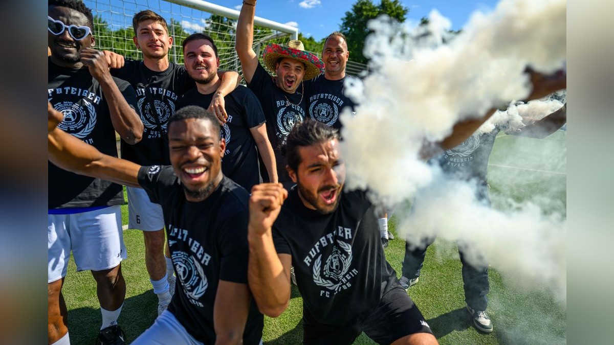 Die Mannschaft des FC Welheim feiert seinen Aufstieg mit einer Rauchbombe und Aufsteiger Shirts. Am 11.05.205 war es bereits soweit.