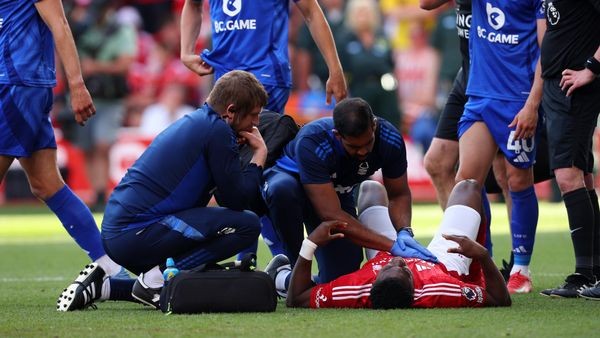 Schreckmoment in England: Ex-Bundesliga-Stürmer notoperiert