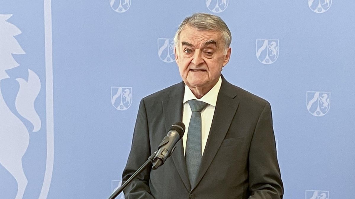 NRW-Innenminister Herbert Reul (CDU) gibt eine Pressekonferenz zur Festnahme von drei mutmaßlichen Russland-Agenten. 