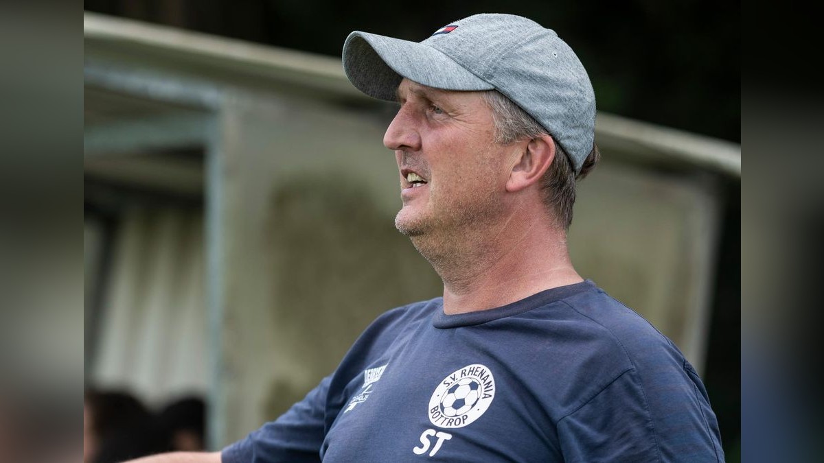 Aufsteiger Rhenania Bottrop mit Trainer Stefan Thiele peilt nichts anderes als den Klassenerhalt an. Aufsteiger Rhenania Bottrop mit Trainer Stefan Thiele peilt nichts anderes als den Klassenerhalt an.