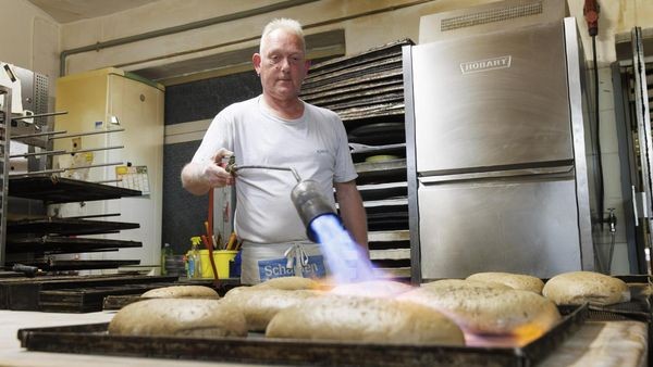 Backen mit dem Flammenwerfer: So geht Braunschweiger Gersterbrot