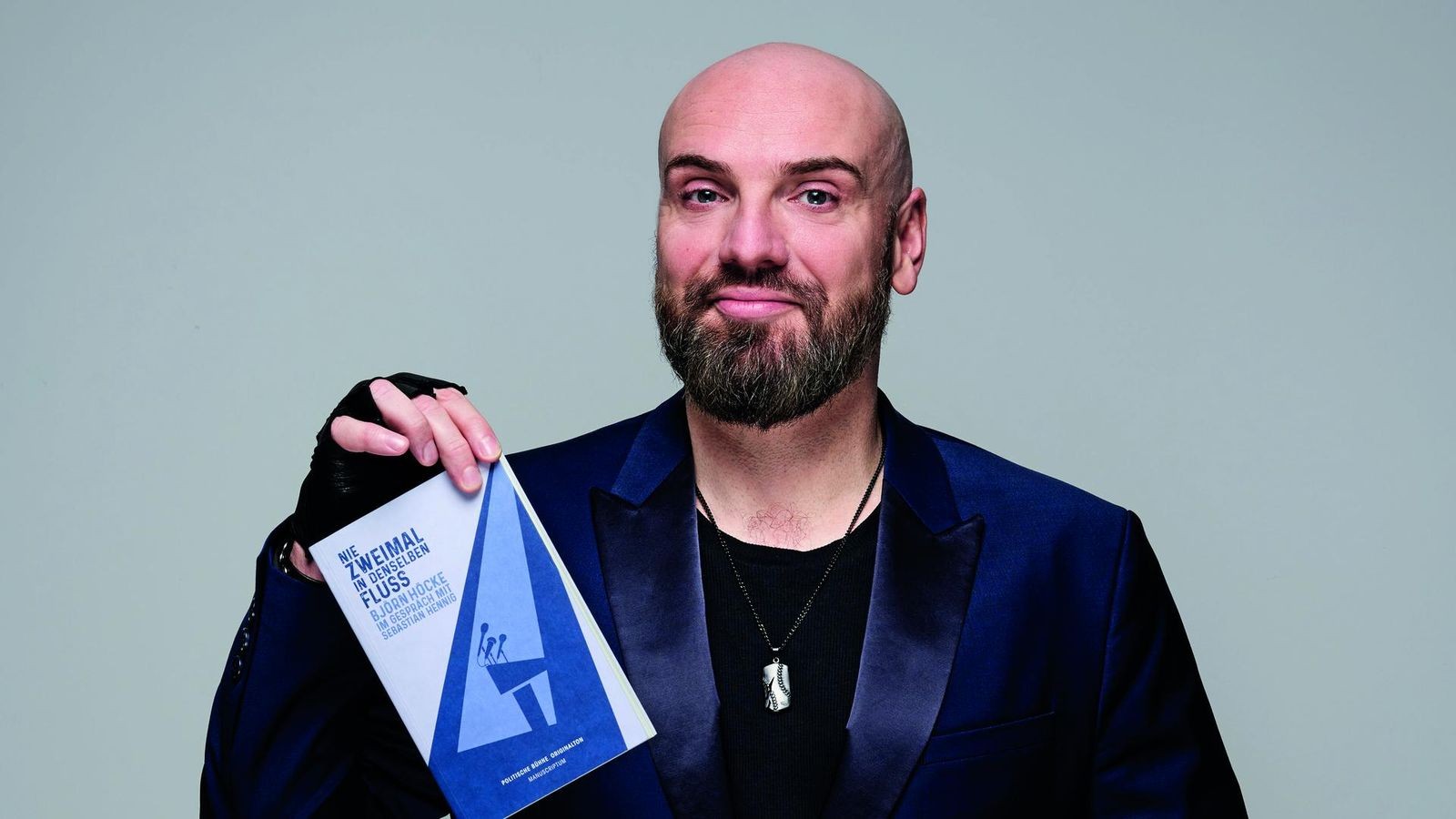 Komiker-liest-H-cke-Man-sieht-ihn-in-einer-Linie-mit-Hitler-