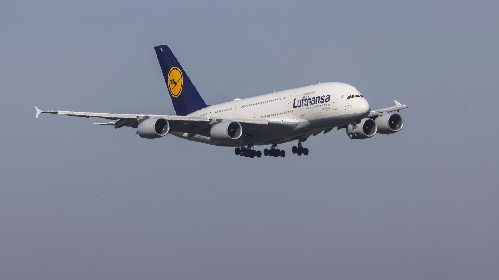 Mann-stach-auf-Lufthansa-Flug-mit-Gabel-auf-Jugendliche-ein