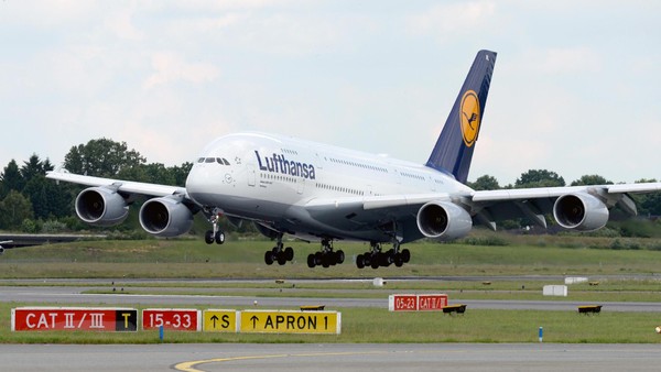 Lufthansa will A380 noch jahrelang fliegen – Lob für Riesen-Airbus
