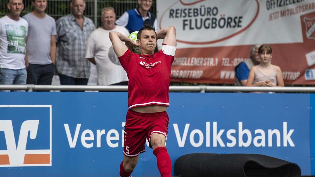Am 25. Juli 2021 trug Thilo Grollmann zum bisher letzten Mal das Trikot des SV Fortuna Bottrop. Sein dann folgender Wechsel zum SV Rhenania schlug hohe Wellen. Nun kehrt er zurück zum SV Fortuna Bottrop Am 25. Juli 2021 trug Thilo Grollmann zum bisher letzten Mal das Trikot des SV Fortuna Bottrop. Sein dann folgender Wechsel zum SV Rhenania schlug hohe Wellen. Nun kehrt er zurück zum SV Fortuna Bottrop