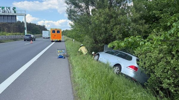 Unfall bei Lehre: Motoröl läuft auf A39 aus Fahrzeug aus