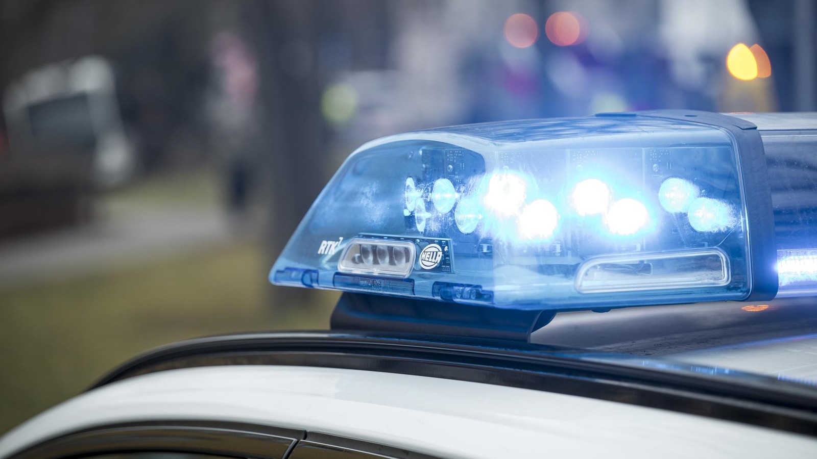 Unter-Drogen-von-Blaulicht-erschreckt-Autofahrer-baut-Unfall