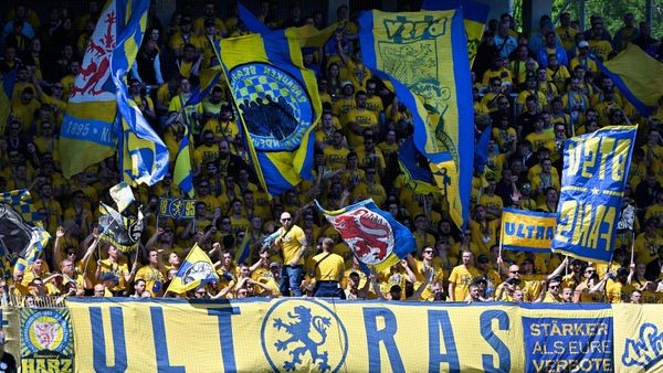 Vor der Relegation: Eintracht-Fans zwischen Sarkasmus und Hoffnung