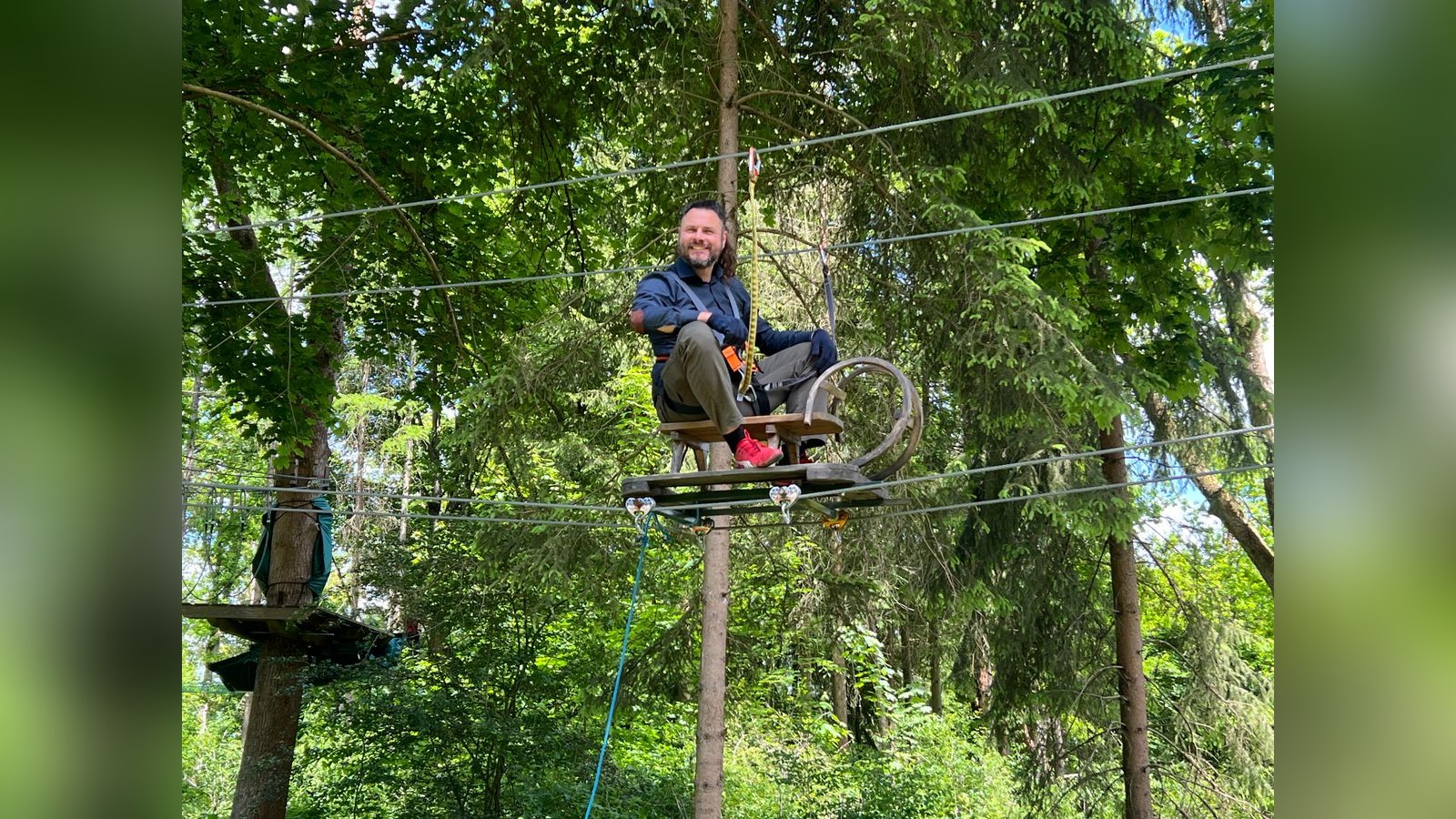 Guter-Rutsch-Mit-dem-Schlitten-durch-den-Wald-im-Saale-Orla-Kreis
