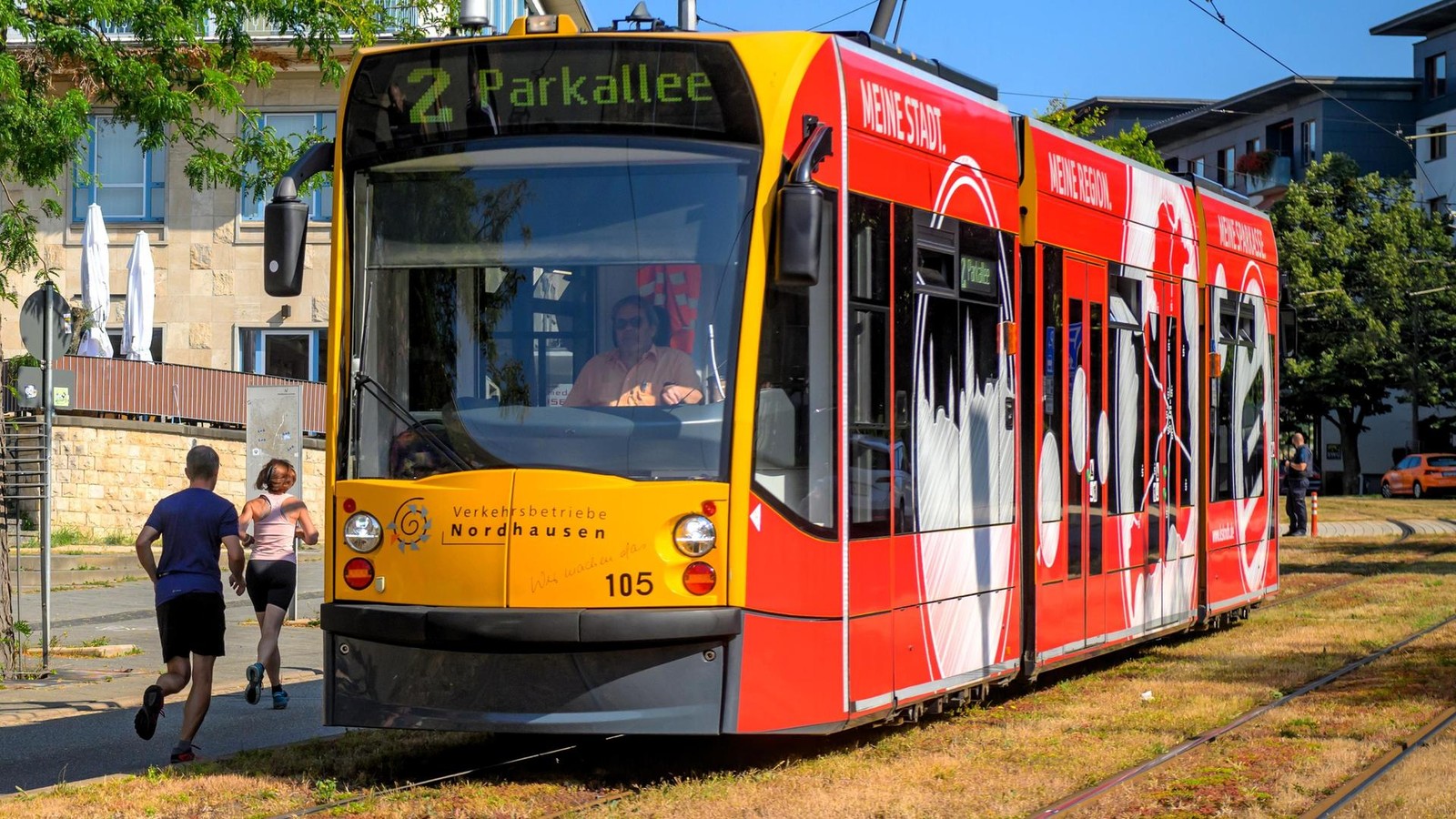 Parkversuch-auf-Abwegen-Hyundai-landet-in-Nordhausen-auf-den-Gleisen-der-Stra-enbahn