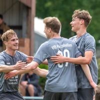 Kein Spieler des aktuellen Kaders hat beim VfB Kirchhellen schon unter so vielen Trainern gespielt und getroffen: Stefan Kahnert (Mitte). VfB Kirchhellen gegen SV Gelsenkirchen-Hessler