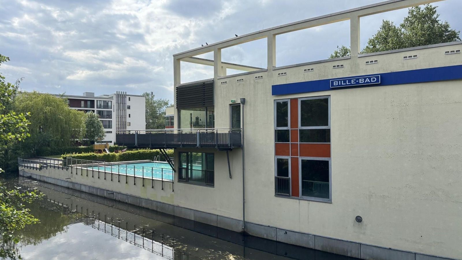 Probleme-mit-Wasserqualit-t-Hamburger-Schwimmbad-sperrt-mehrere-Becken