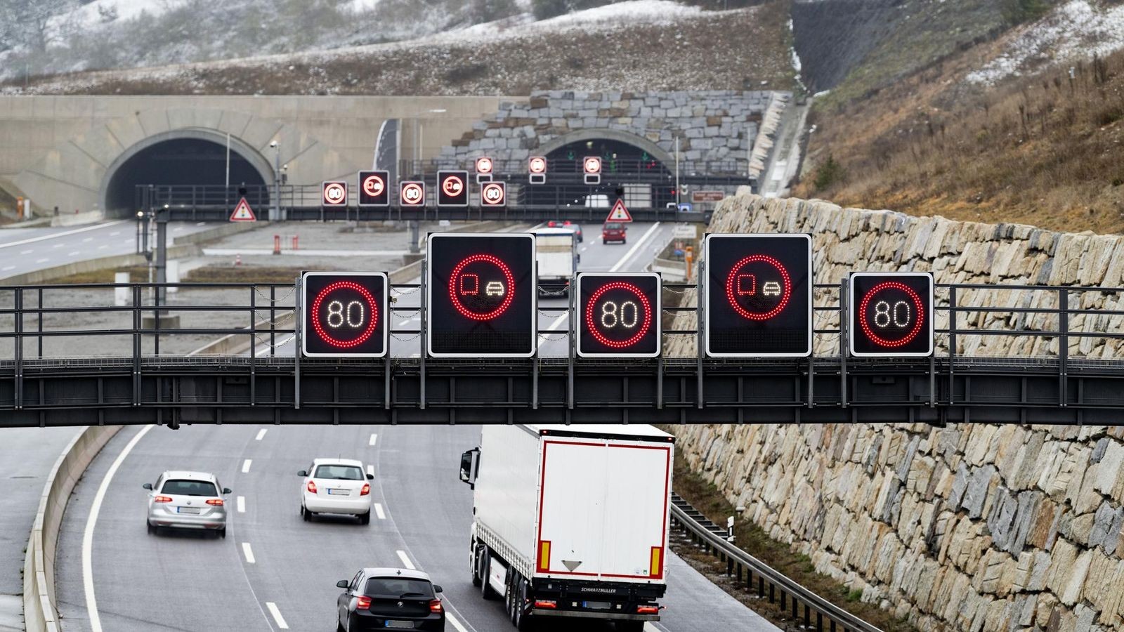 Lkw-platzt-Reifen-auf-A4-bei-Bucha-zwei-Schwerverletzte