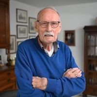 Führte den VfB Bottrop 1981 als Trainer in die damals drittklassige Oberliga: Horst Bistrich. Horst Bistrich - ehem. Trainer VfB Bottrop steht mit verschränkten Armen in seinem Wohnzimmer Porträt. Der ältere Herr mit Brille, grauem Schnurrbart, lichtem grauen Haar und blauem Pulli lächelt in die Kamera.