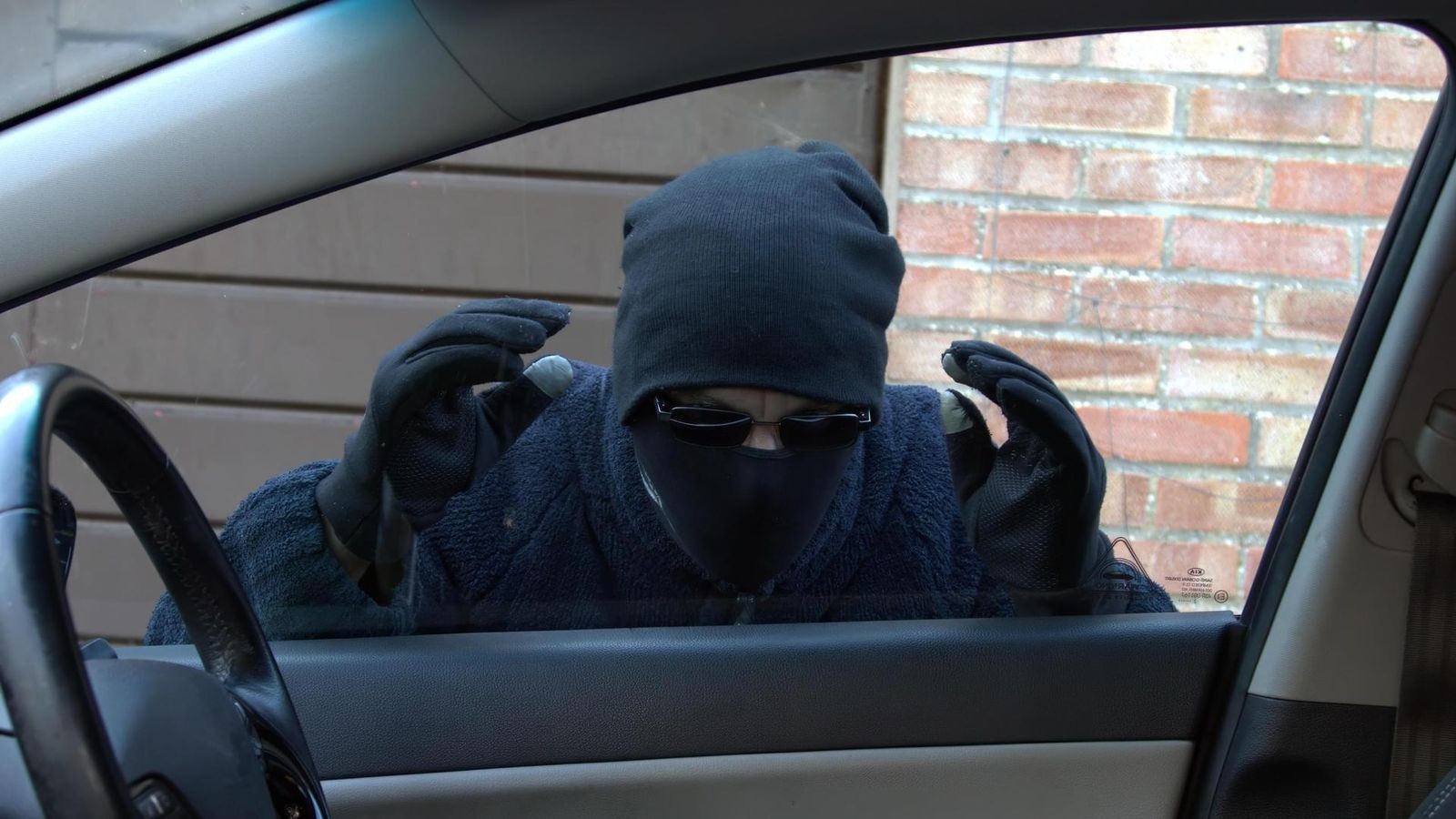 Kreuztal-Geldb-rse-im-unverschlossenen-Auto-liegen-lassen-Dieb-bedient-sich