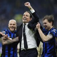 Jubel bei Inter Mailand nach dem Einzug ins Champions-League-Finale: Lautaro Martinez, Federico Dimarco und Nicolo Barella (von links) mit Trainer Simone Inzaghi.