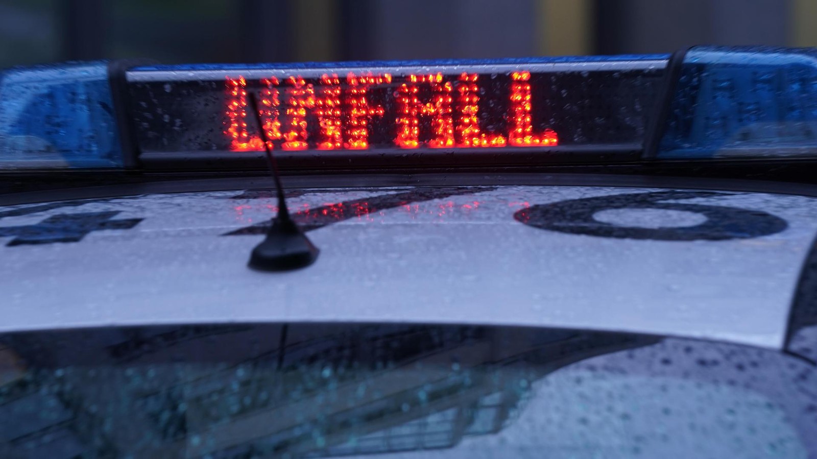 Saale-Orla-Kreis-Seniorin-f-hrt-Passantin-auf-Fu-g-nger-berweg-um