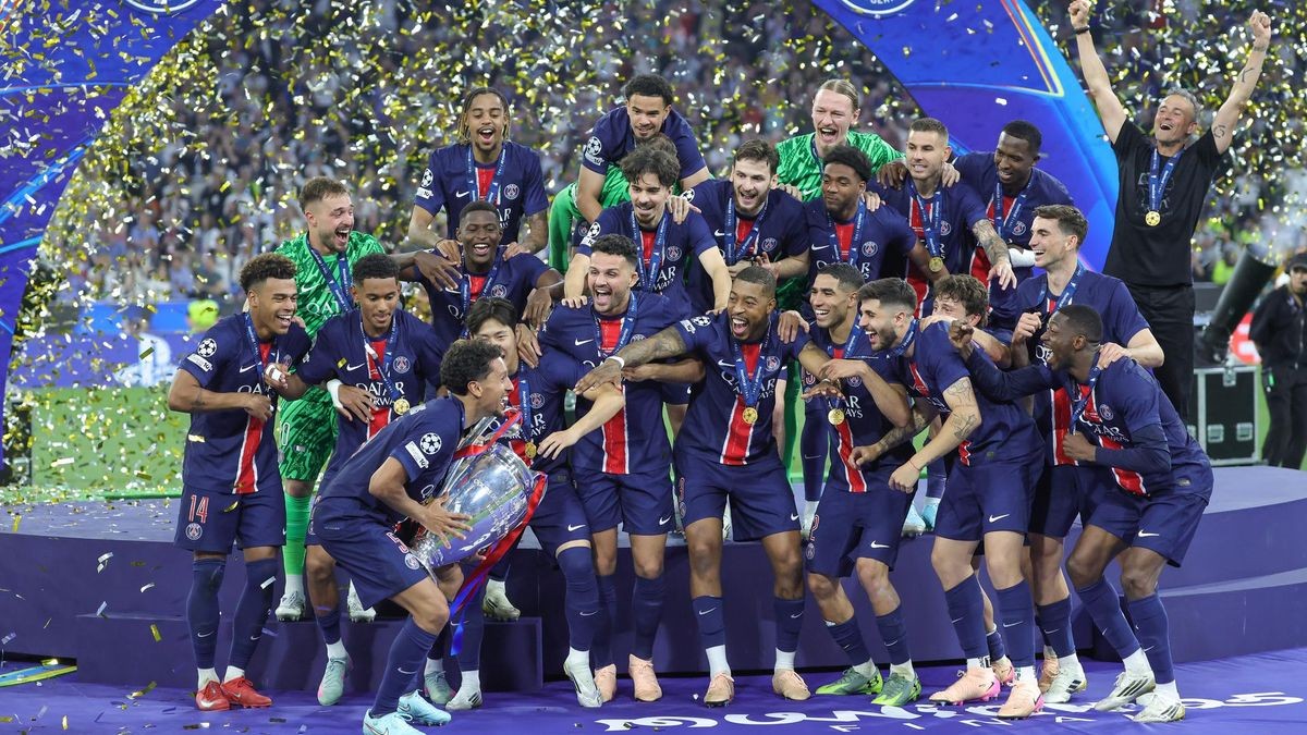 Momente des Glücks für die PSG-Spieler nach dem 5:0 gegen Inter Mailand bei der Übergabe des Henkelpotts für den Triumph in der Champions League.