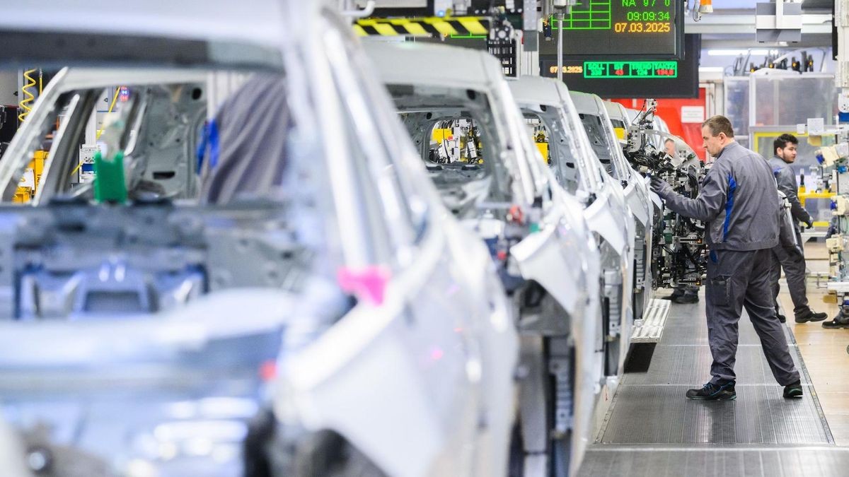 VW-Produktion in Wolfsburg: VW will bis 2030 deutschlandweit jede vierte Stelle streichen. (Archivfoto)
