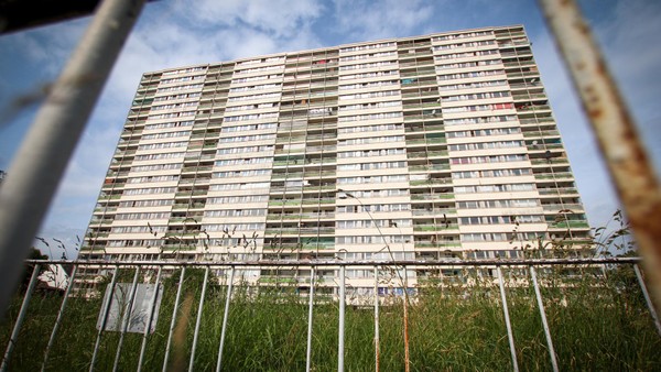 Weißer Riese: Platte flog vom Dach – Polizei fasst drei Verdächtige