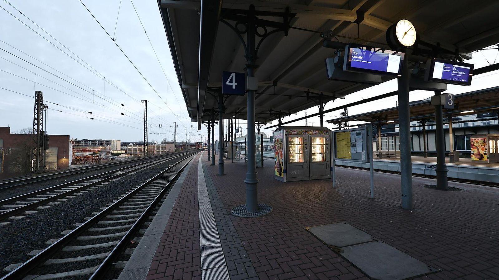 Woman falls onto railway tracks in Witten: