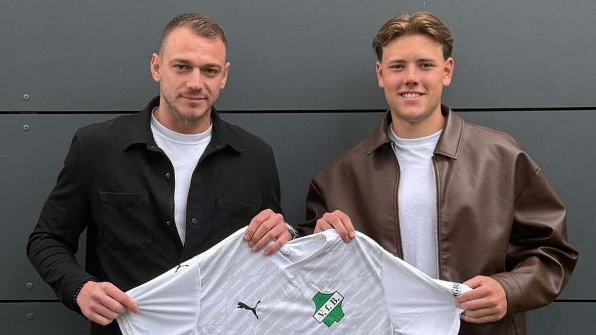 Martin Hauffe (links) Rückkehrer Florian Meyer (rechts) mit Martin Hauffe, sportlicher vom VfB Speldorf. Beide halten zusammen ein Trikot des Fußballvereins VfB Speldorf in Mülheim an der Ruhr hoch und lachen in die Kamera.